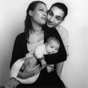 Aire de famille : un centre parental protégeant un espace créateur de liens d’attachement sécures au sein la triade père–mère–bébé