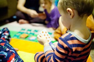 Aire de famille : Un espace pour soutenir et protéger l’éco-système des interactions affectives de la triade père-mère-bébé